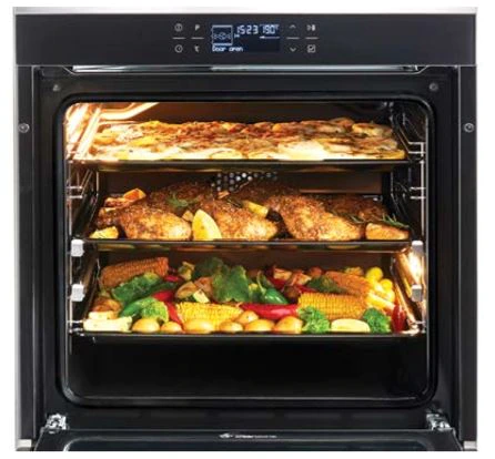 Forno moderno de grande capacidade assando três pratos diferentes simultaneamente, demonstrando a distribuição uniforme de calor e economia de tempo na cozinha.